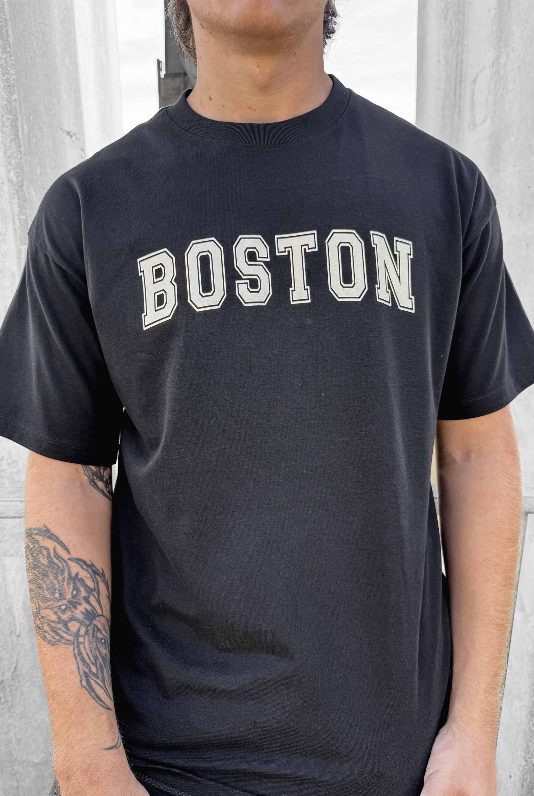 Imagen 2 de Remera Over Negra Boston